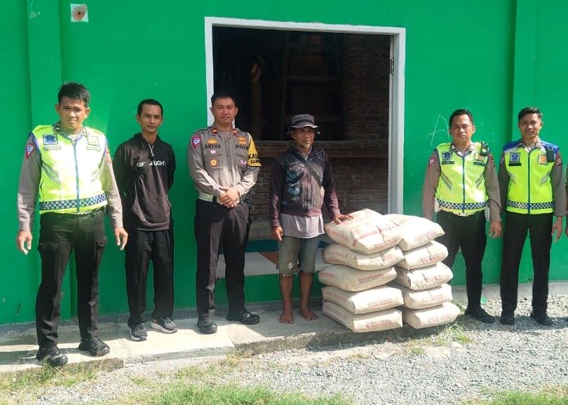 Satlantas Polres Touna Bantu Puluhan Sak Semen Pembangunan Masjid