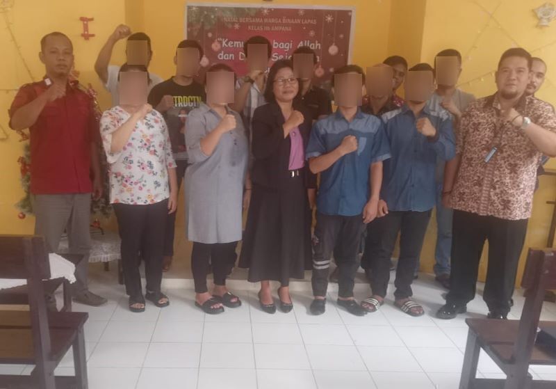 Warga Binaan Nasrani Lapas Ampana Saat Mengikuti Pembinaan Rohani Ibadah Minggu.