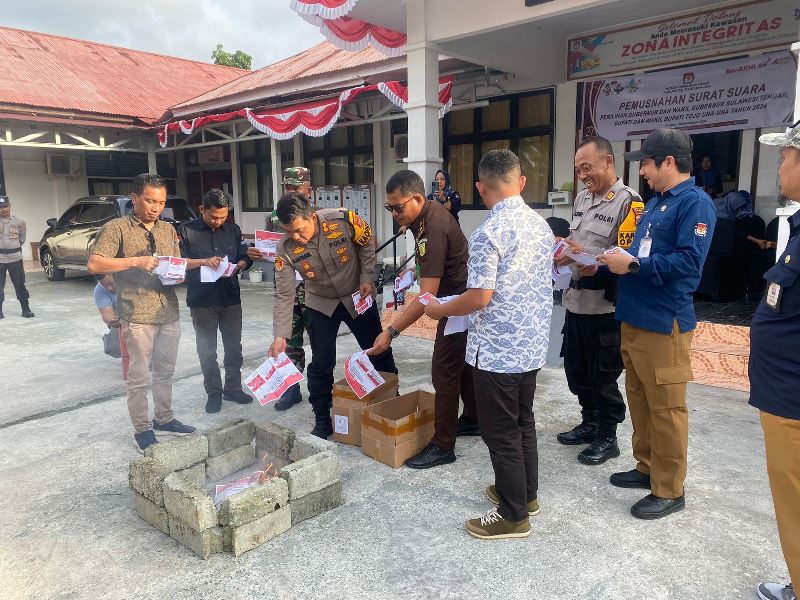 Kapolres Touna Hadiri Pemusnahan Surat Suara Rusak di Kantor KPU Touna