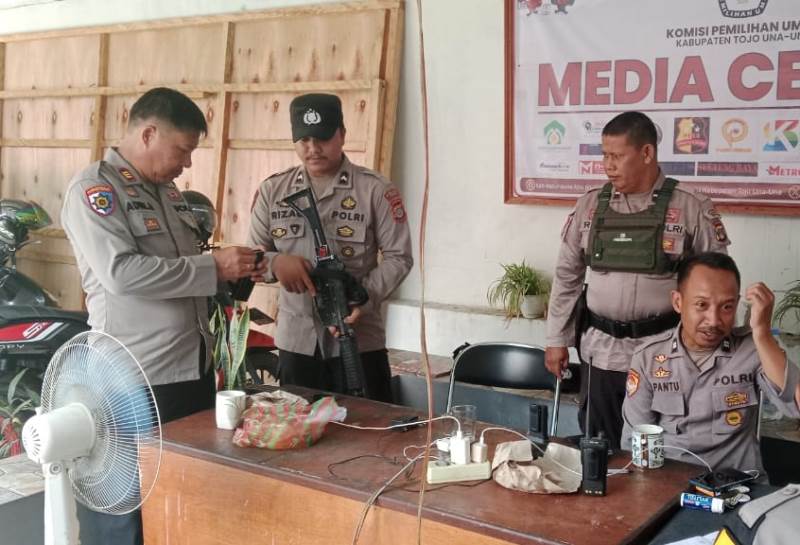 Pastikan Kantor Penyelenggara Tetap Aman, Kabag Ops Polres Touna Cek Personil Jaga