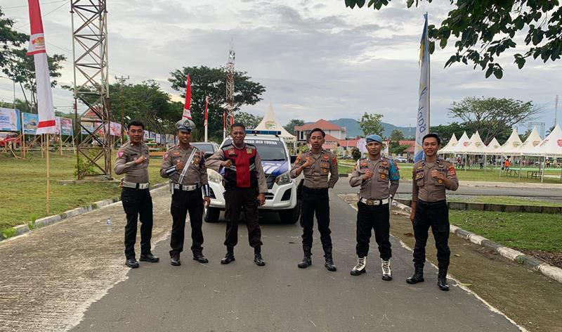 Sambut HUT Touna Ke-21, Puluhan Personil Polres Touna Kawal dan Amankan Kegiatan Jalan Santai