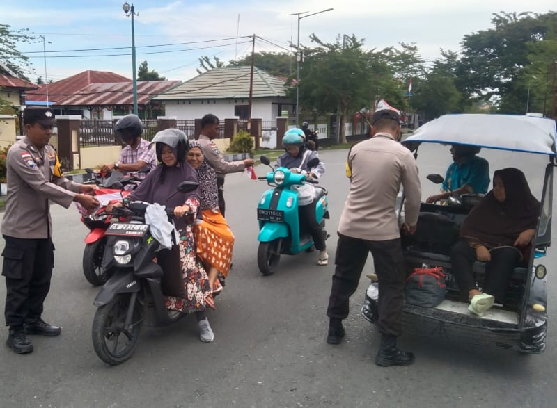 Meriahkan HUT RI ke-80, Polsek Ampana Kota Bagikan Bendera kepada Pengendara