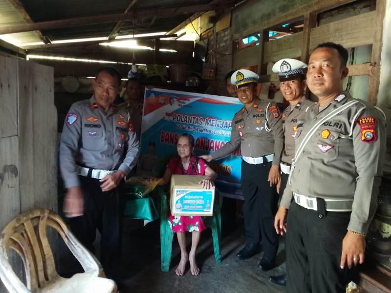 Bakti Sosial Hari Lalu Lintas Ke-70, Satlantas Polres Touna Salurkan Sembako untuk Warga