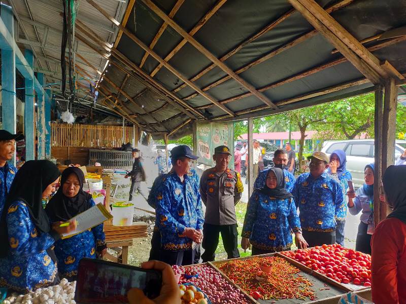 Bersama Pemerintah Daerah, Kapolsek Ampana Kota Tekan Inflasi di Pasar Rakyat