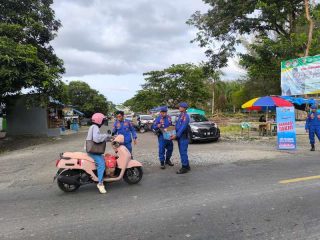 Jelang Buka Puasa, Satpolairud Polres Touna Gelar Aksi Simpatik di Lintasan Trans Sulawesi