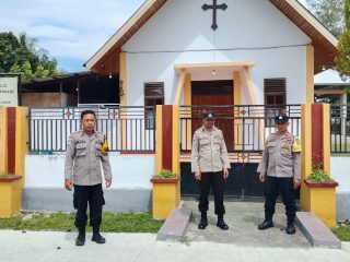 Wujudkan Kamtibmas di Gereja, Personel Polsek Ampana Kota Sambangi Rumah Ibadah secara Maraton