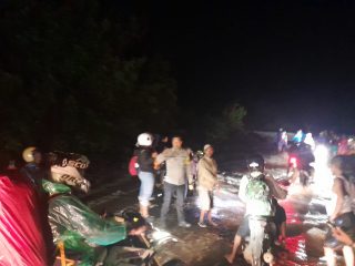 Waspada Longsor! Polsek Ulubongka Siaga Atur Arus Lalu Lintas di Perbatasan Desa