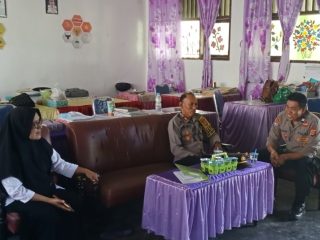 Sambangi SDN 1 Tete B, Kapolsek Ampana Tete Ajak Siswa Perangi Bullying dan Narkoba