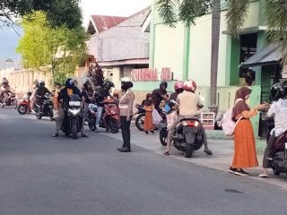 Wujudkan Kamseltibcar Lantas, 12 Personel Polres Touna Intensifkan Pengaturan Lalu Lintas Pagi