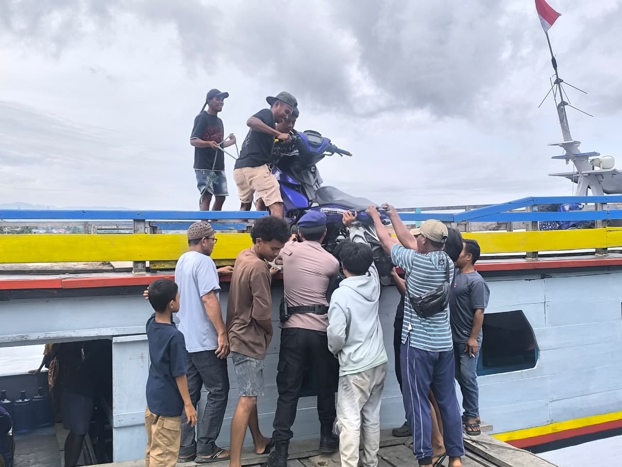 Program Polisi Penolong, Satpolairud Polres Touna Sambangi Masyarakat Pesisir Desa Labuan